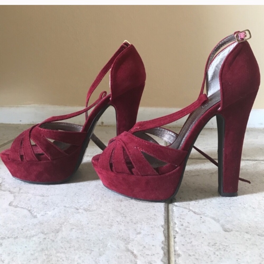 Size 7 Garnett heels - sticker still on bottom